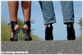 Claudia und Frank tragen Sandaletten und Pumps aus Leder mit 13 cm Absatz.