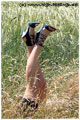 Claudia trägt Sandaletten aus echtem Leder mit 13 cm hohem Absatz.