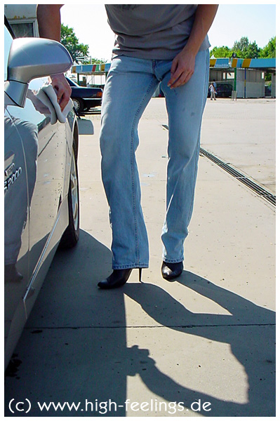 Frank trägt Stiefeletten mit 12 cm hohem Absatz in Übergrößen.