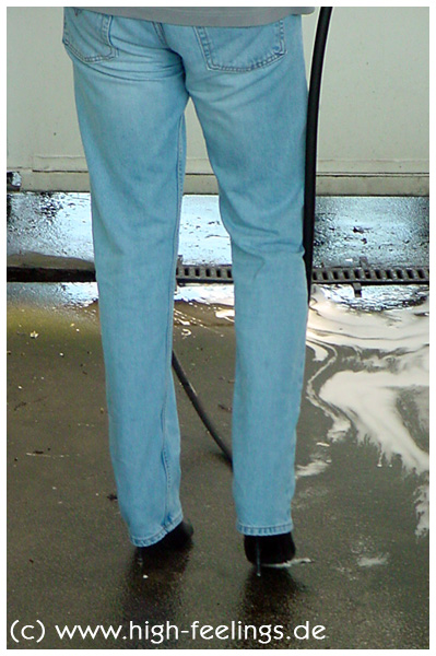 Frank trägt Stiefeletten mit 12 cm hohem Absatz.