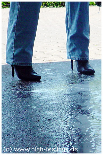 Frank trägt Stiefeletten aus Leder mit 12 cm hohem Absatz.