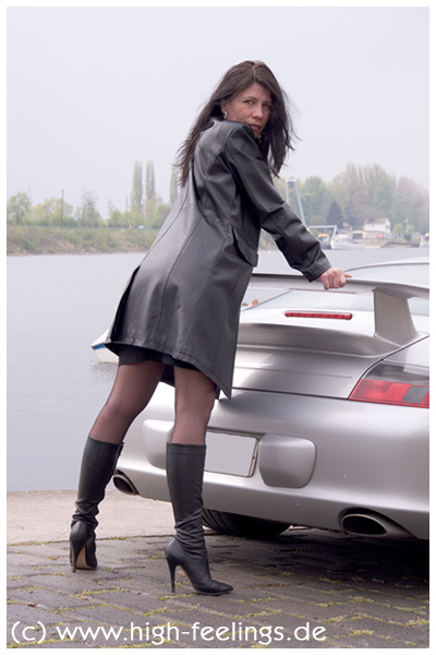 Claudia trägt Leder Stiefel mit 11 cm Absatz.