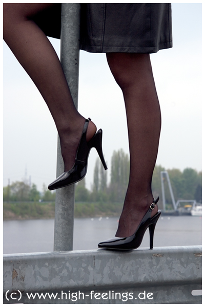 Claudia trägt Slingpumps - hergestellt aus Lack - mit 11 cm hohem Absatz.